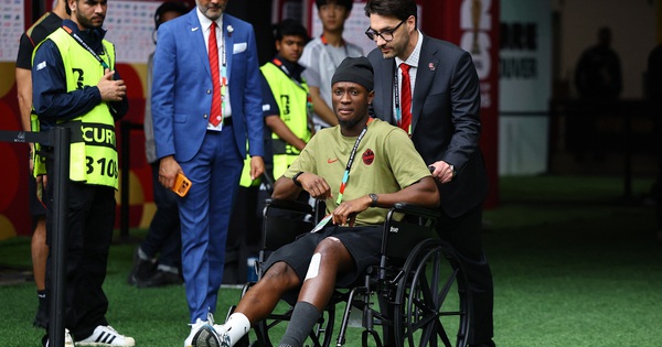 Tiền đạo Canada xuất hiện trên xe lăn sau chấn thương kinh hoàng, FIFA phạt nguội cực nặng sao Qatar - hình ảnh - kjcbet.vip