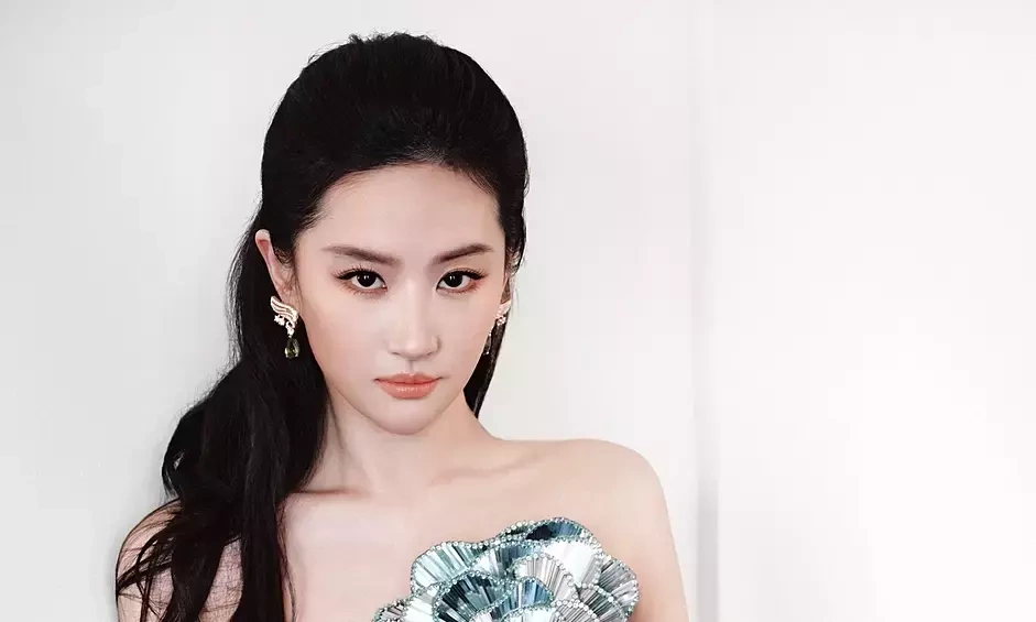 KJC VIP: Lưu Diệc Phi lộng lẫy như ‘bông hồng thủy tinh’ tại sự kiện thời trang - hình ảnh - kjcbet.vip