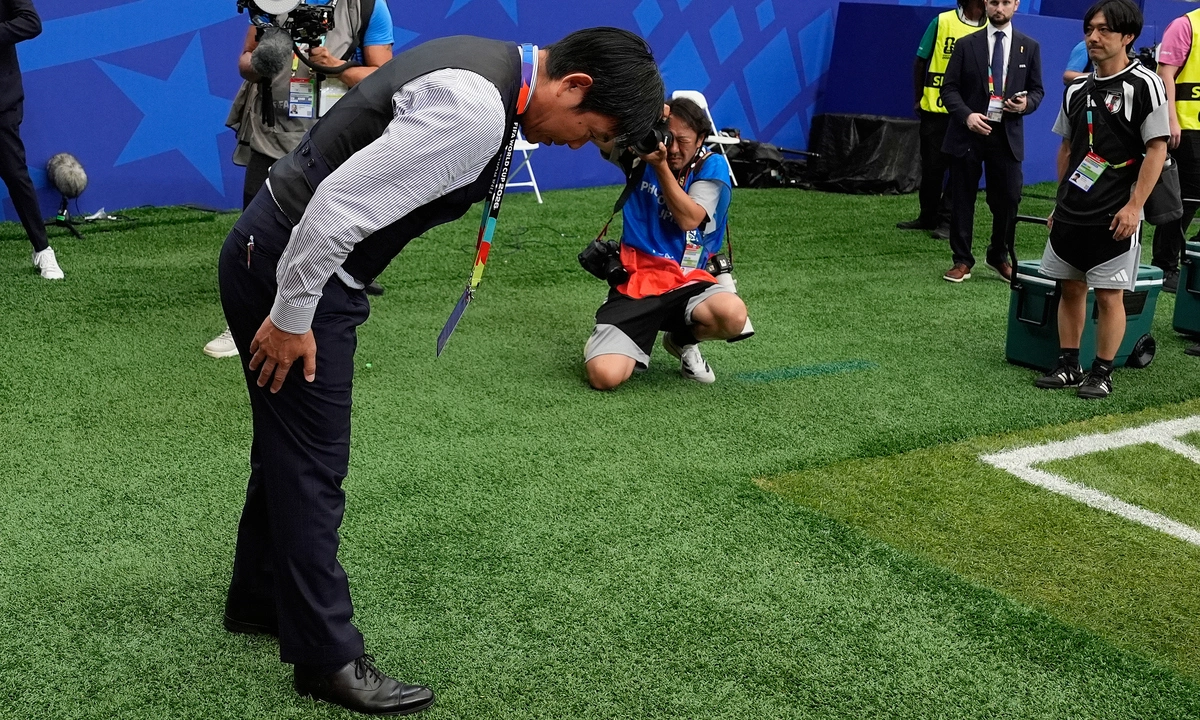 HLV Nhật Bản cúi đầu tri ân khán giả sau trận thua Brazil tại World Cup 2026 - hình ảnh - kjcbet.vip